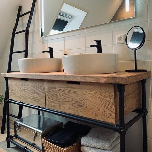 Gebruik van gerecyclede materialen: kies voor meubels en accessoires gemaakt van gerecyclede materialen. Denk aan hergebruikt hout, gerecyclede glaswerk en eco-vriendelijke stoffen zoals biologisch katoen of bamboe. Door te kiezen voor gerecyclede materialen verminder je niet alleen je ecologische voetafdruk, maar voeg je ook een unieke uitstraling toe aan je interieur.